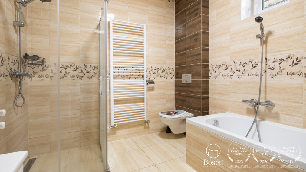 BOSEN | NA PREDAJ 4-IZBOVÝ RODINNÝ DOM S VEĽKORYSÝM POZEMKOM A HOSPODÁRSKYMI BUDOVAMI | MEDVEĎOV