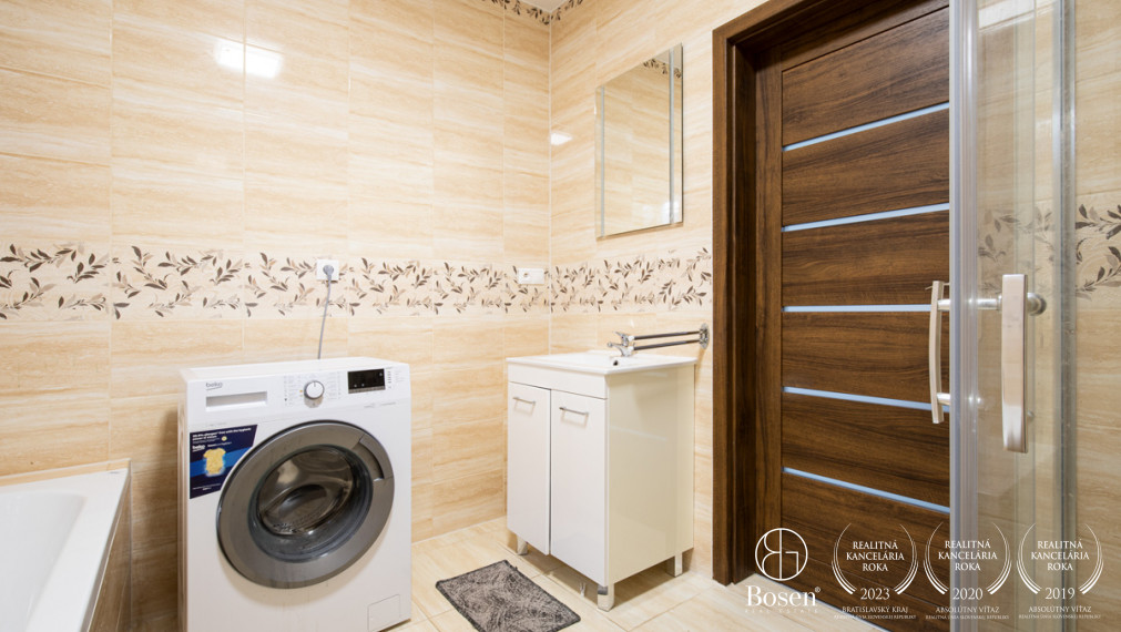 BOSEN | NA PREDAJ 4-IZBOVÝ RODINNÝ DOM S VEĽKORYSÝM POZEMKOM A HOSPODÁRSKYMI BUDOVAMI | MEDVEĎOV