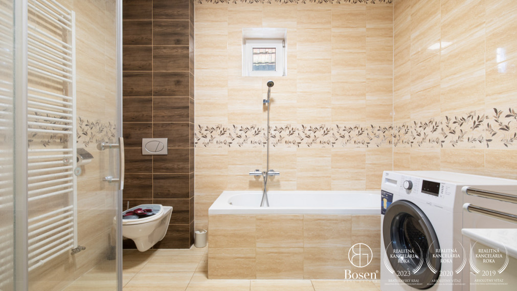 BOSEN | NA PREDAJ 4-IZBOVÝ RODINNÝ DOM S VEĽKORYSÝM POZEMKOM A HOSPODÁRSKYMI BUDOVAMI | MEDVEĎOV