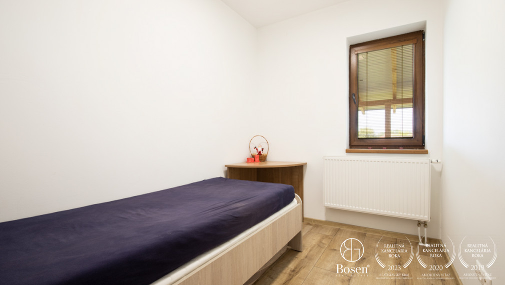 BOSEN | NA PREDAJ 4-IZBOVÝ RODINNÝ DOM S VEĽKORYSÝM POZEMKOM A HOSPODÁRSKYMI BUDOVAMI | MEDVEĎOV