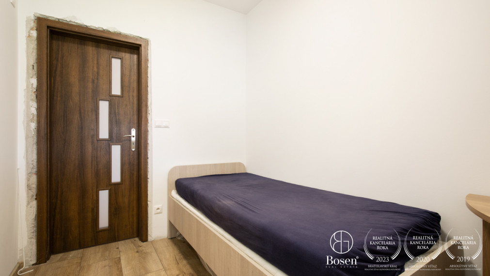 BOSEN | NA PREDAJ 4-IZBOVÝ RODINNÝ DOM S VEĽKORYSÝM POZEMKOM A HOSPODÁRSKYMI BUDOVAMI | MEDVEĎOV