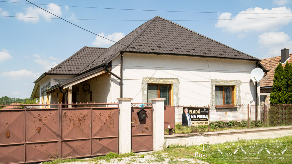 BOSEN | NA PREDAJ 4-IZBOVÝ RODINNÝ DOM S VEĽKORYSÝM POZEMKOM A HOSPODÁRSKYMI BUDOVAMI | MEDVEĎOV
