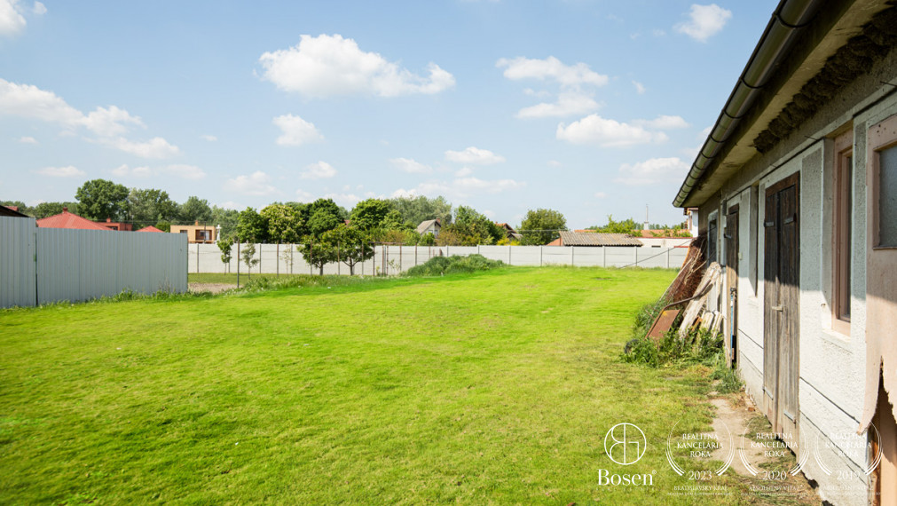 BOSEN | NA PREDAJ 4-IZBOVÝ RODINNÝ DOM S VEĽKORYSÝM POZEMKOM A HOSPODÁRSKYMI BUDOVAMI | MEDVEĎOV