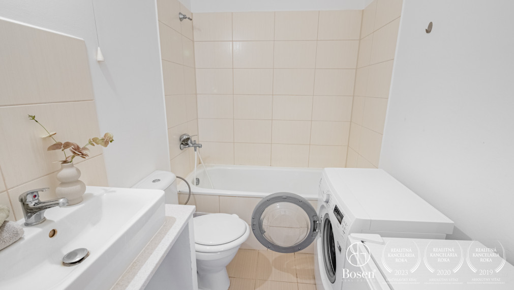 PRENAJATÉ - BOSEN | Moderná garsónka s balkónom na Rovniankovej ulici