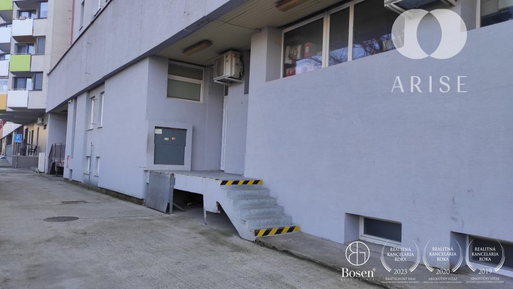 Obchodný a skladový priestor predaj /prenájom. Voľný ihneď!