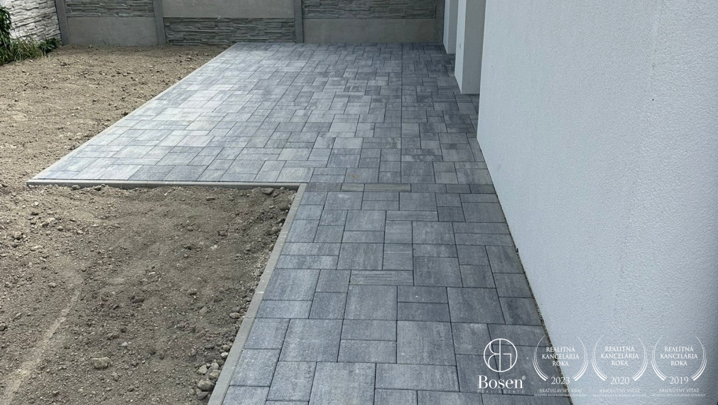 BOSEN | 3IZB Rodinný dvojdom so záhradkou