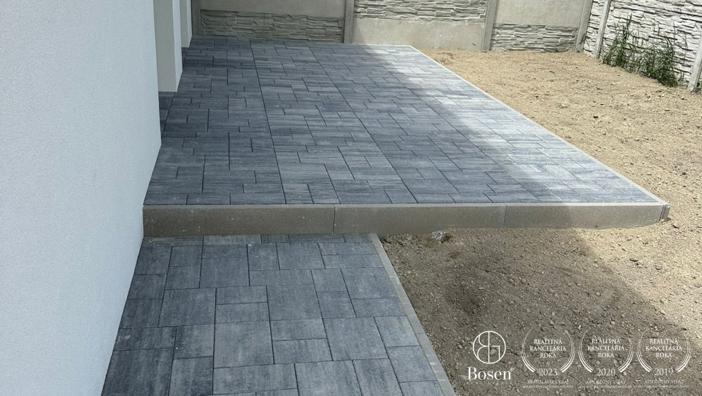 BOSEN | 3IZB Rodinný dvojdom so záhradkou