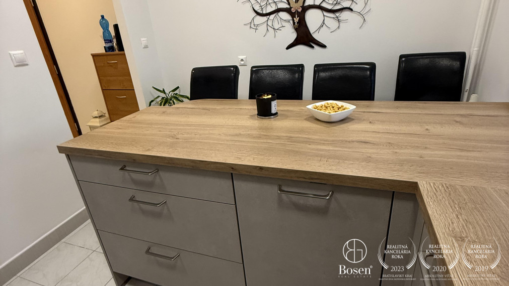 BOSEN | 4 izbový  byt s novou kuchyňou v Piešťanoch