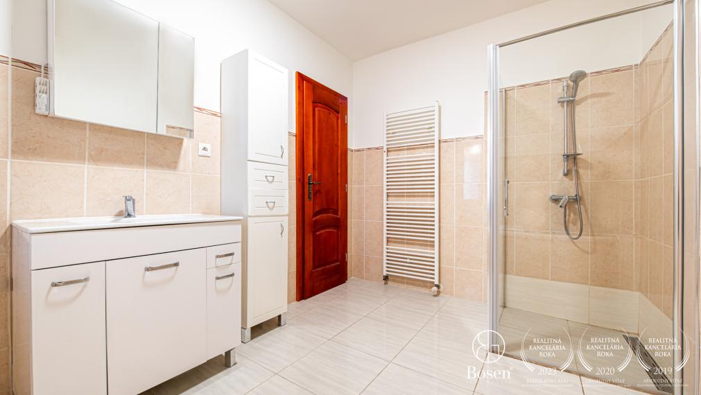 BOSEN | Na predaj rodinný dom vo výbornej lokalite 1008m2 - Zlatovce v Trenčíne