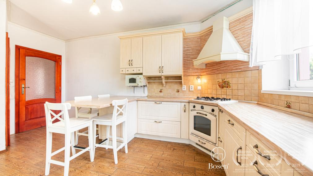 BOSEN | Na predaj rodinný dom vo výbornej lokalite 1008m2 - Zlatovce v Trenčíne