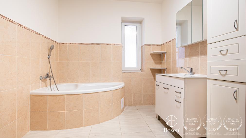 BOSEN | Na predaj rodinný dom vo výbornej lokalite 1008m2 - Zlatovce v Trenčíne