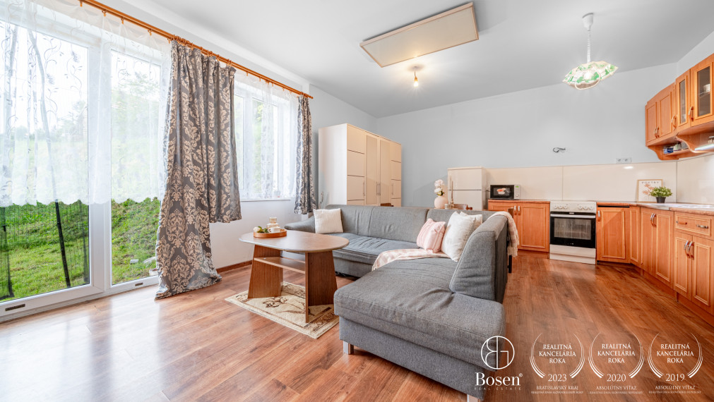 Rezervovaný BOSEN | 2-izbový byt s predzáhradkou pri Senci, 65m2