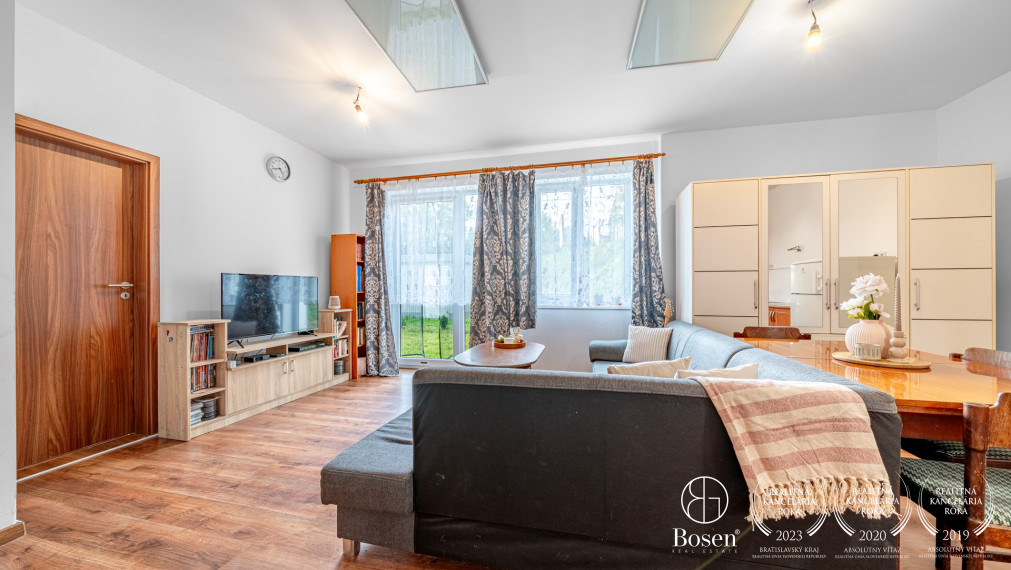 Rezervovaný BOSEN | 2-izbový byt s predzáhradkou pri Senci, 65m2