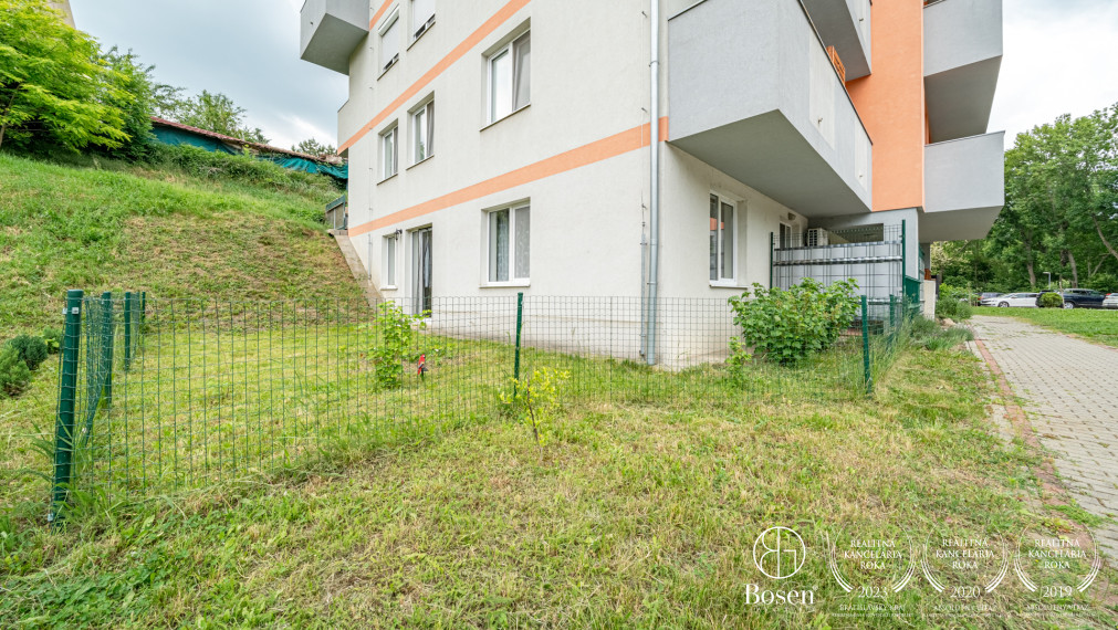 Rezervovaný BOSEN | 2-izbový byt s predzáhradkou pri Senci, 65m2