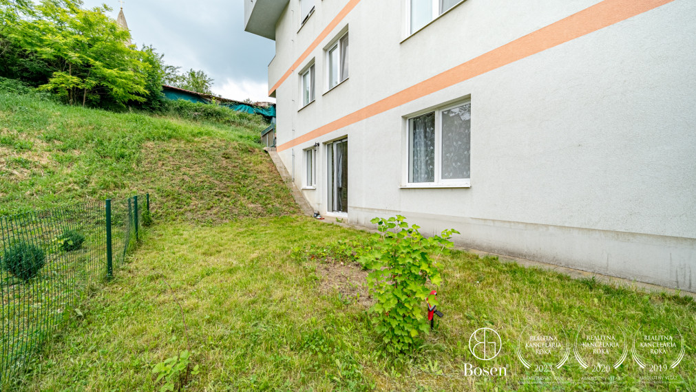 Rezervovaný BOSEN | 2-izbový byt s predzáhradkou pri Senci, 65m2