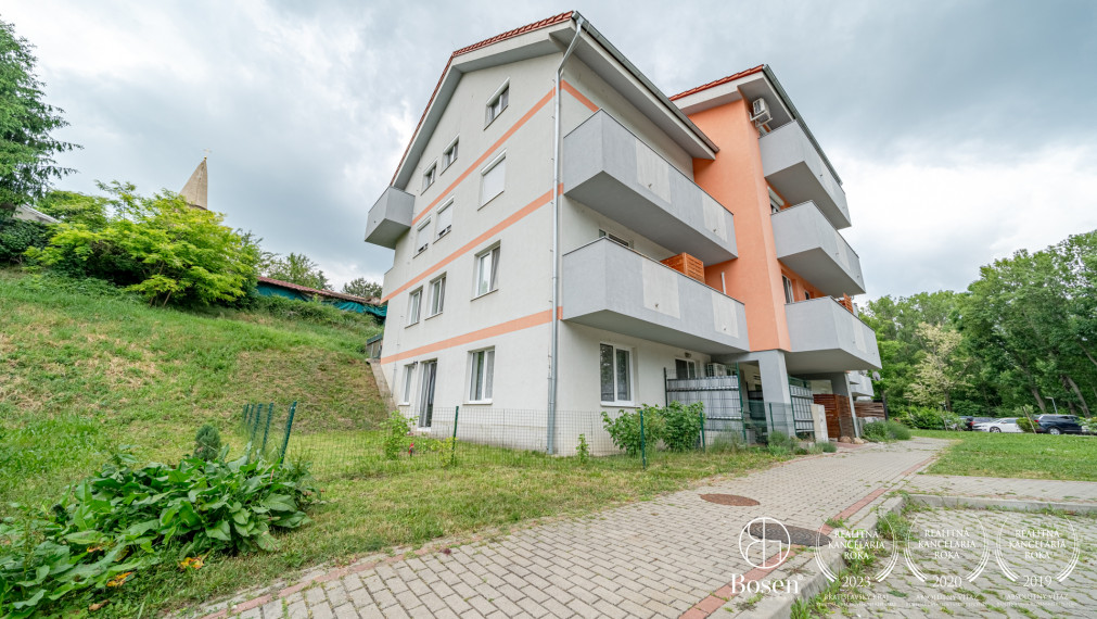 Rezervovaný BOSEN | 2-izbový byt s predzáhradkou pri Senci, 65m2
