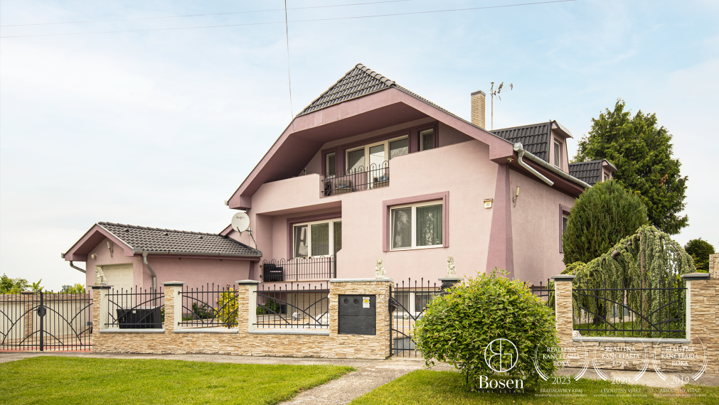 BOSEN | Priestranný dvojgeneračný RD s bazénom, obec Padáň