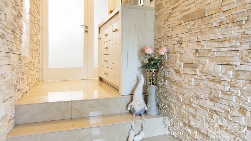 BOSEN | Priestranný dvojgeneračný RD s bazénom, obec Padáň