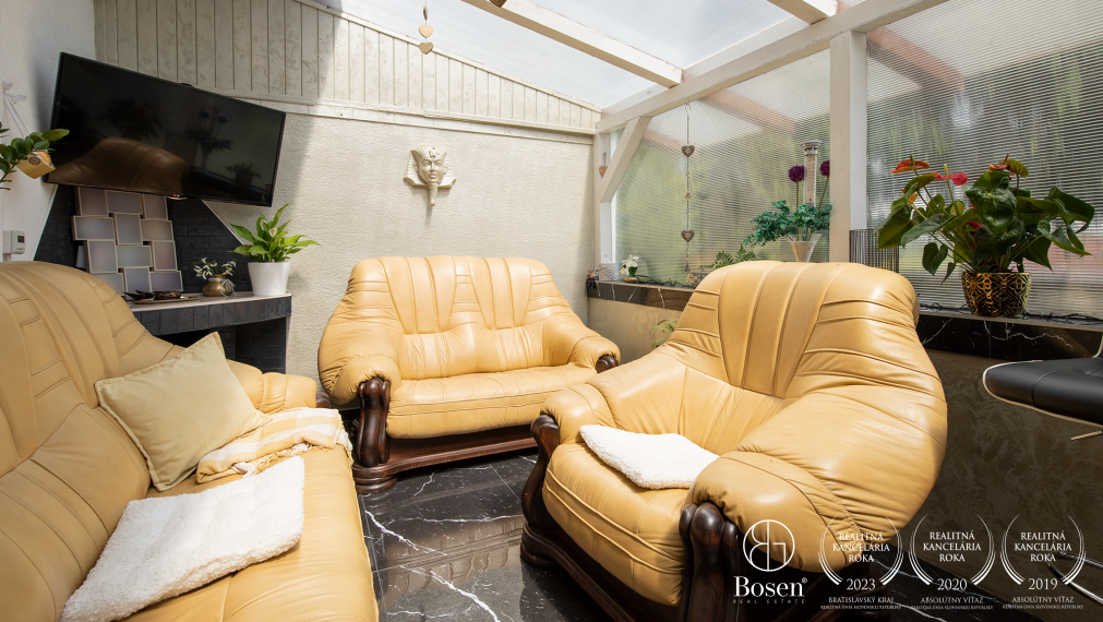 BOSEN | Priestranný dvojgeneračný RD s bazénom, obec Padáň