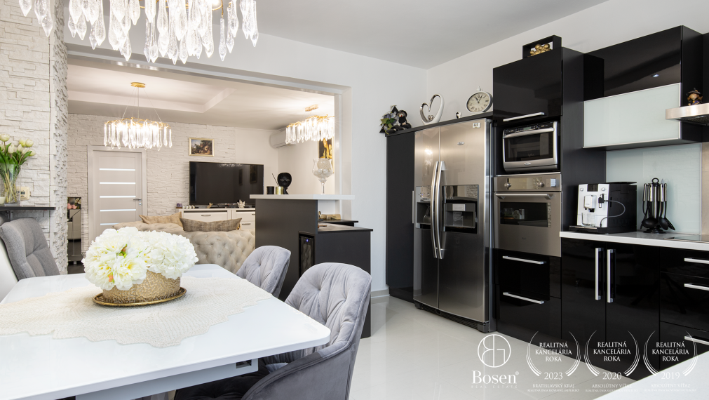 BOSEN | Priestranný dvojgeneračný RD s bazénom, obec Padáň