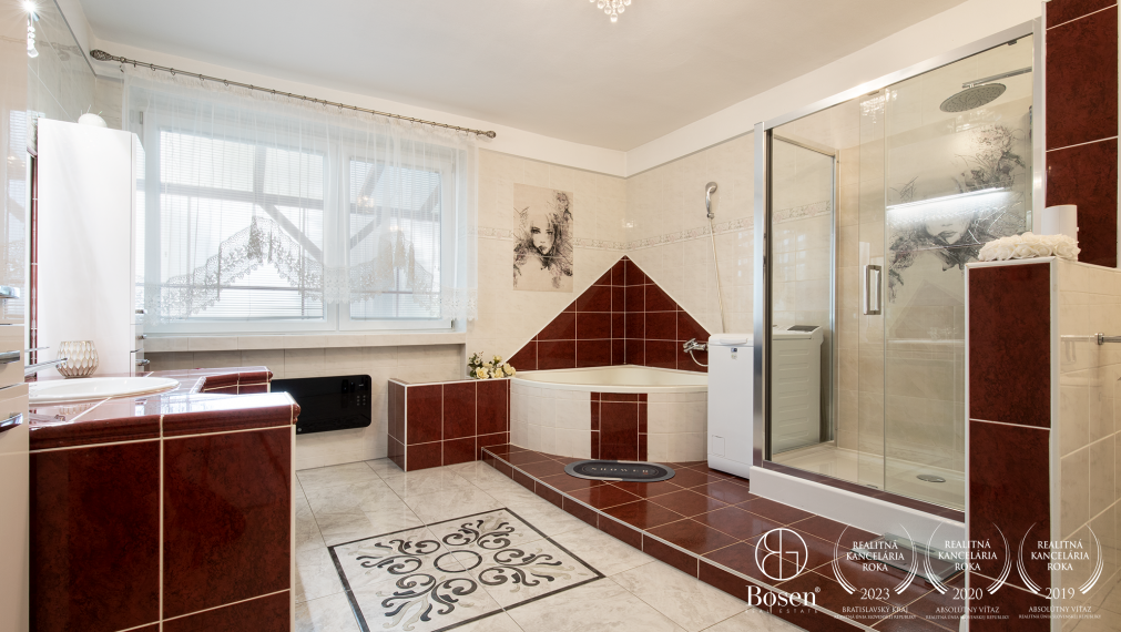 BOSEN | Priestranný dvojgeneračný RD s bazénom, obec Padáň