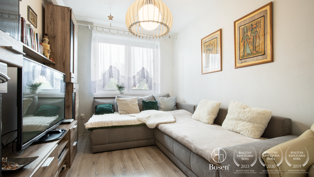 BOSEN | Priestranný dvojgeneračný RD s bazénom, obec Padáň