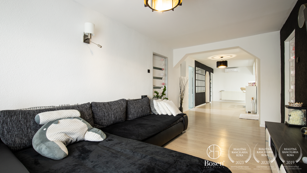 BOSEN | Priestranný dvojgeneračný RD s bazénom, obec Padáň