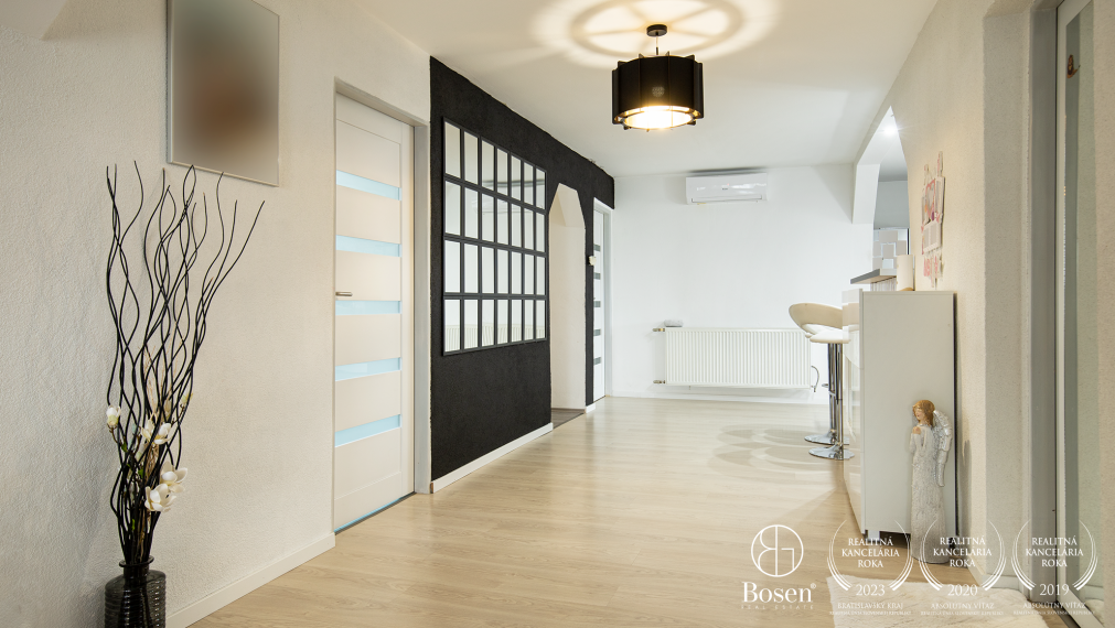 BOSEN | Priestranný dvojgeneračný RD s bazénom, obec Padáň