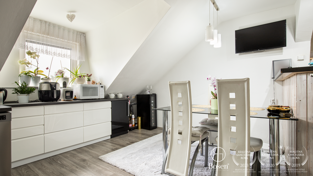 BOSEN | Priestranný dvojgeneračný RD s bazénom, obec Padáň