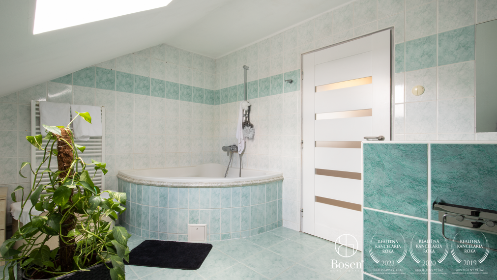 BOSEN | Priestranný dvojgeneračný RD s bazénom, obec Padáň