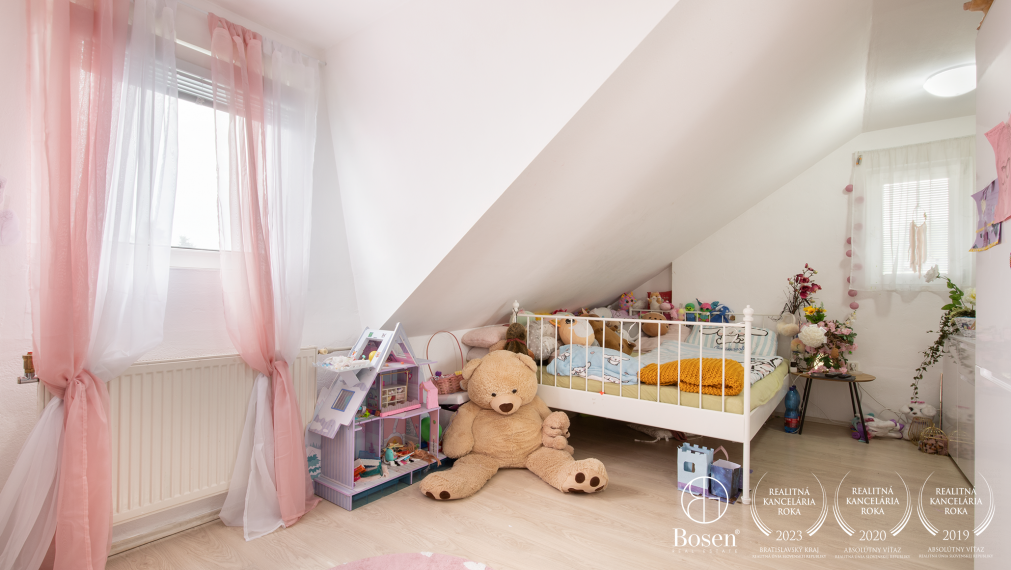 BOSEN | Priestranný dvojgeneračný RD s bazénom, obec Padáň