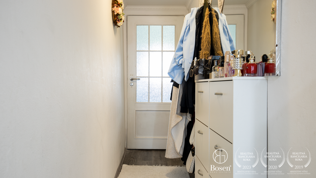 BOSEN | Priestranný dvojgeneračný RD s bazénom, obec Padáň