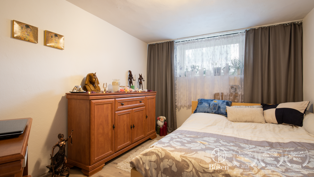 BOSEN | Priestranný dvojgeneračný RD s bazénom, obec Padáň