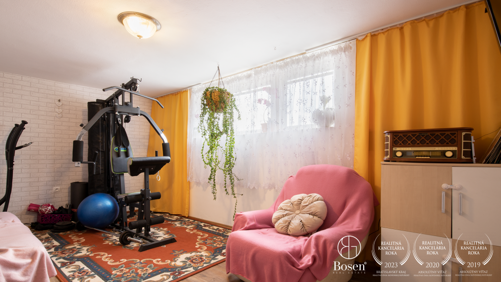 BOSEN | Priestranný dvojgeneračný RD s bazénom, obec Padáň