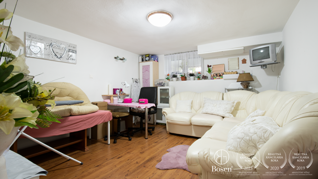 BOSEN | Priestranný dvojgeneračný RD s bazénom, obec Padáň