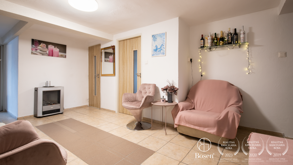 BOSEN | Priestranný dvojgeneračný RD s bazénom, obec Padáň