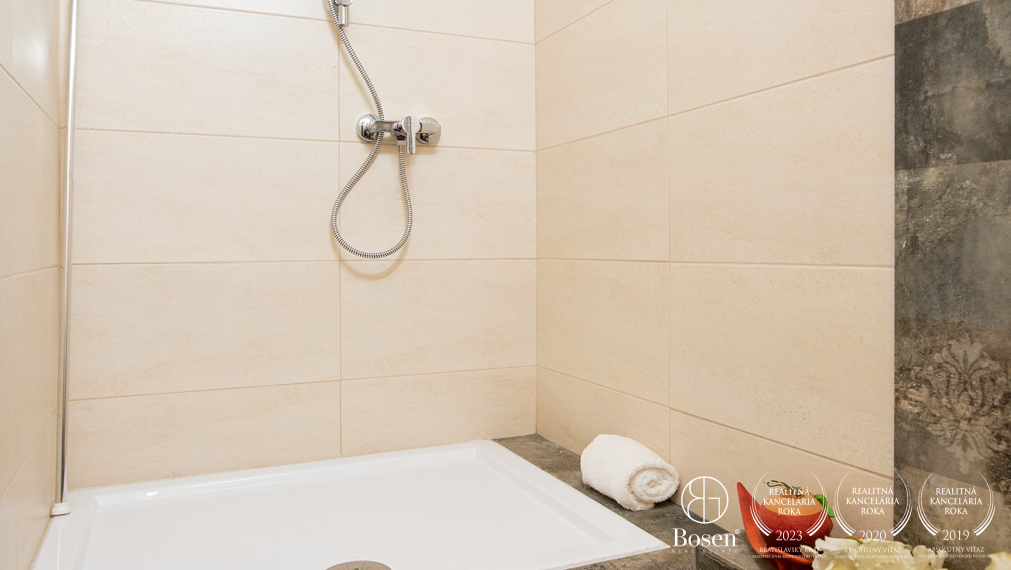 BOSEN | Priestranný dvojgeneračný RD s bazénom, obec Padáň