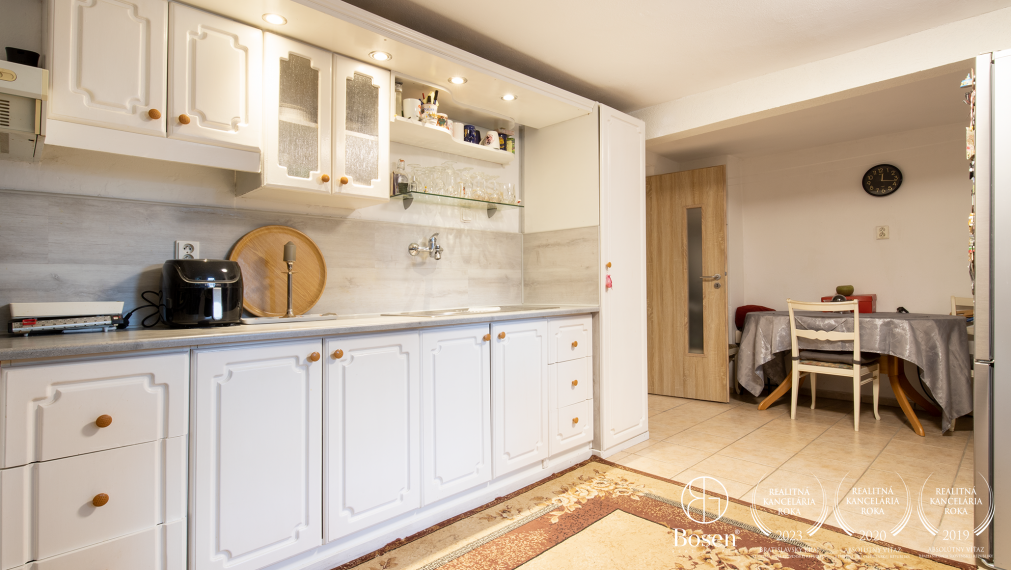 BOSEN | Priestranný dvojgeneračný RD s bazénom, obec Padáň