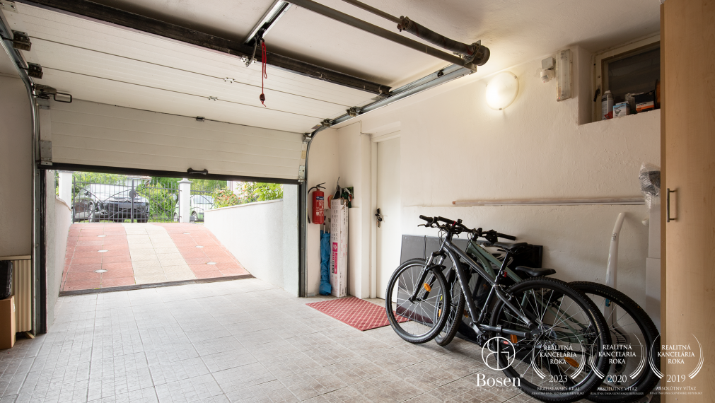 BOSEN | Priestranný dvojgeneračný RD s bazénom, obec Padáň