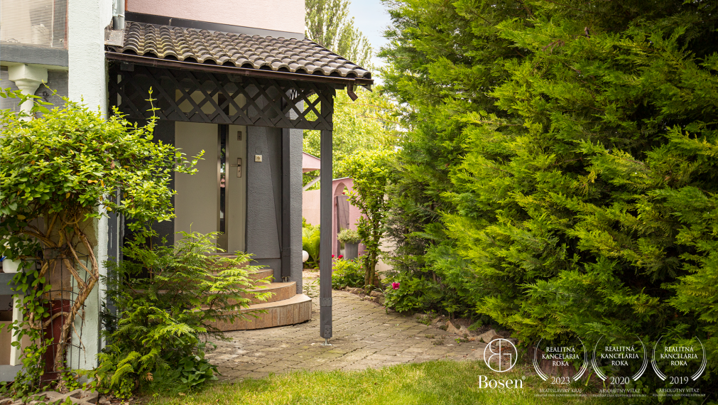 BOSEN | Priestranný dvojgeneračný RD s bazénom, obec Padáň