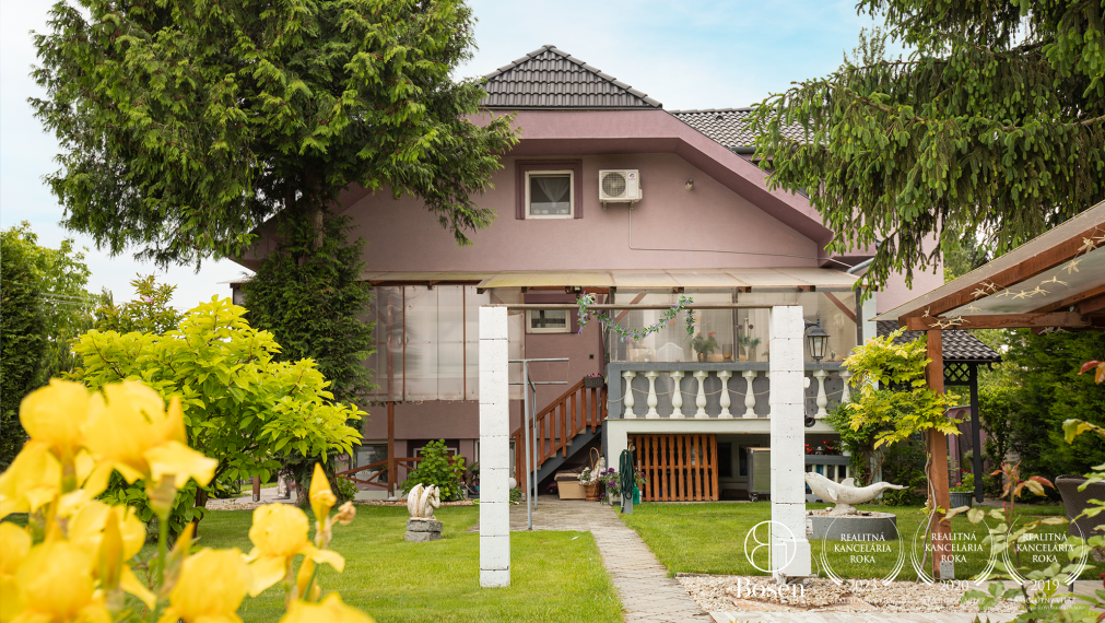 BOSEN | Priestranný dvojgeneračný RD s bazénom, obec Padáň