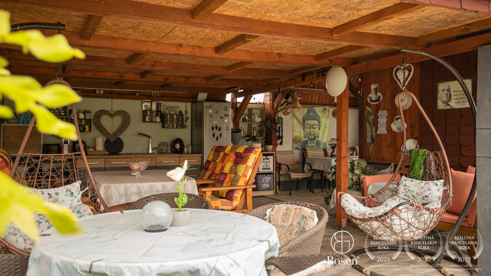 BOSEN | Priestranný dvojgeneračný RD s bazénom, obec Padáň