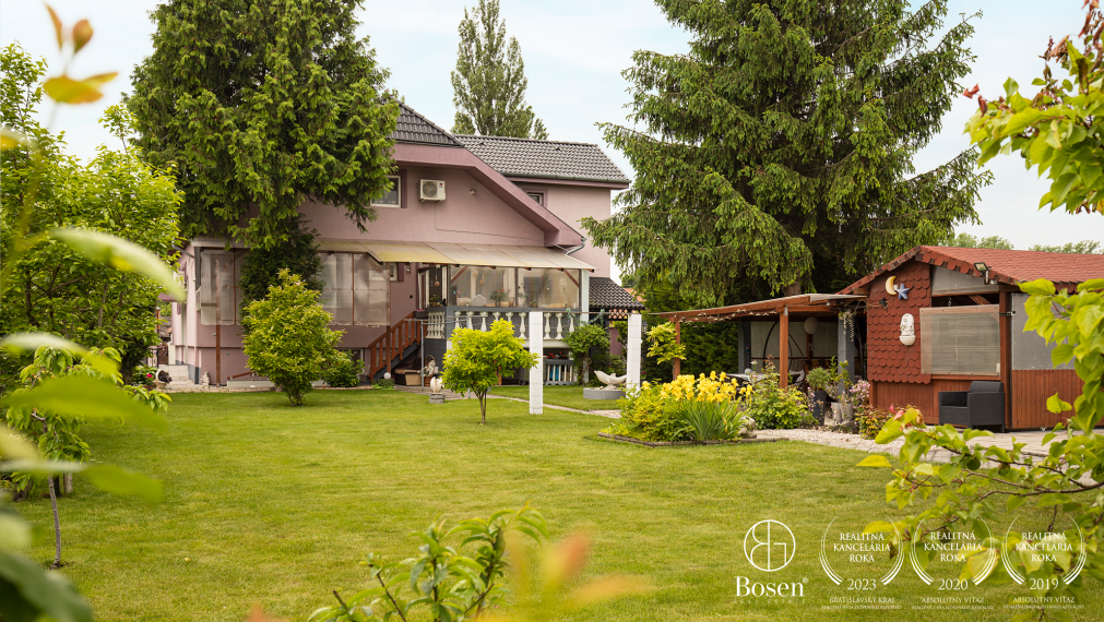 BOSEN | Priestranný dvojgeneračný RD s bazénom, obec Padáň