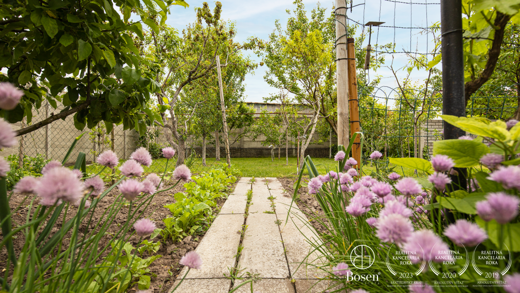 BOSEN | Priestranný dvojgeneračný RD s bazénom, obec Padáň