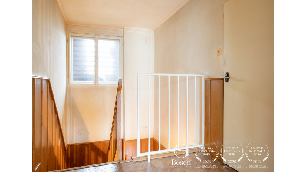 BOSEN | ZNÍŽENÁ CENA - Na predaj priestranný 4-izbový RD