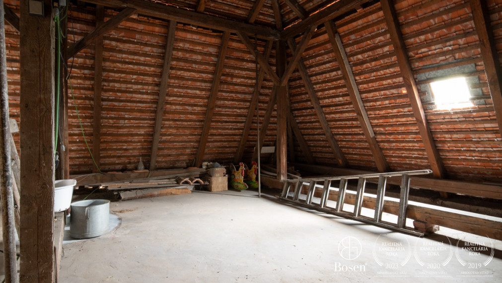 BOSEN | ZNÍŽENÁ CENA - Na predaj priestranný 4-izbový RD