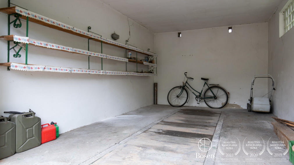 BOSEN | ZNÍŽENÁ CENA - Na predaj priestranný 4-izbový RD