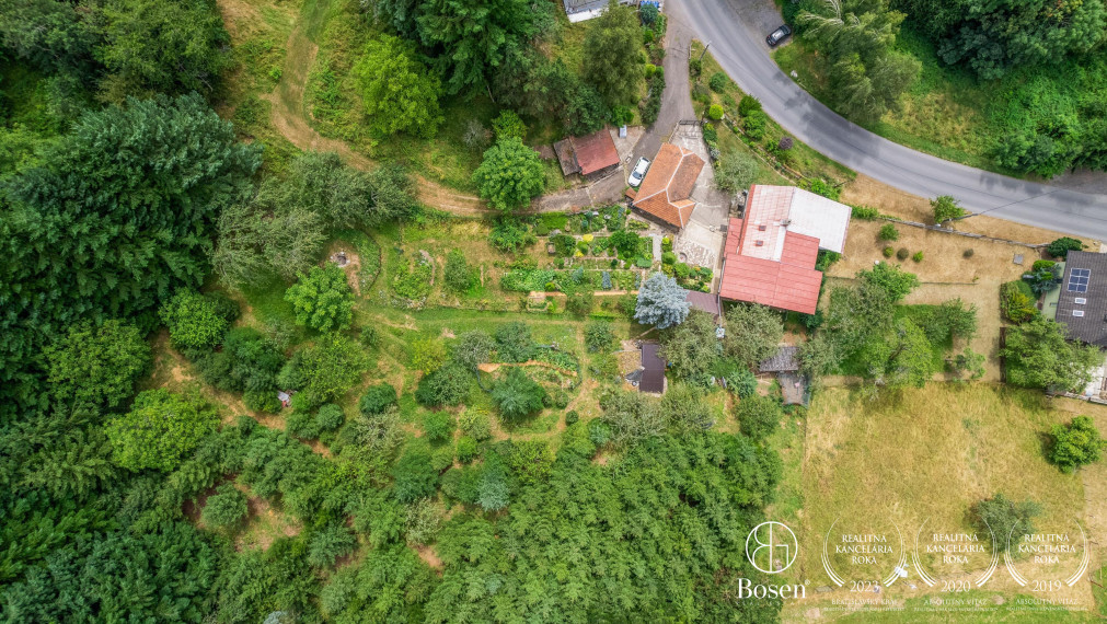BOSEN | ZNÍŽENÁ CENA - Rodinný dom obklopený prírodou s pozemkom 5860 m2