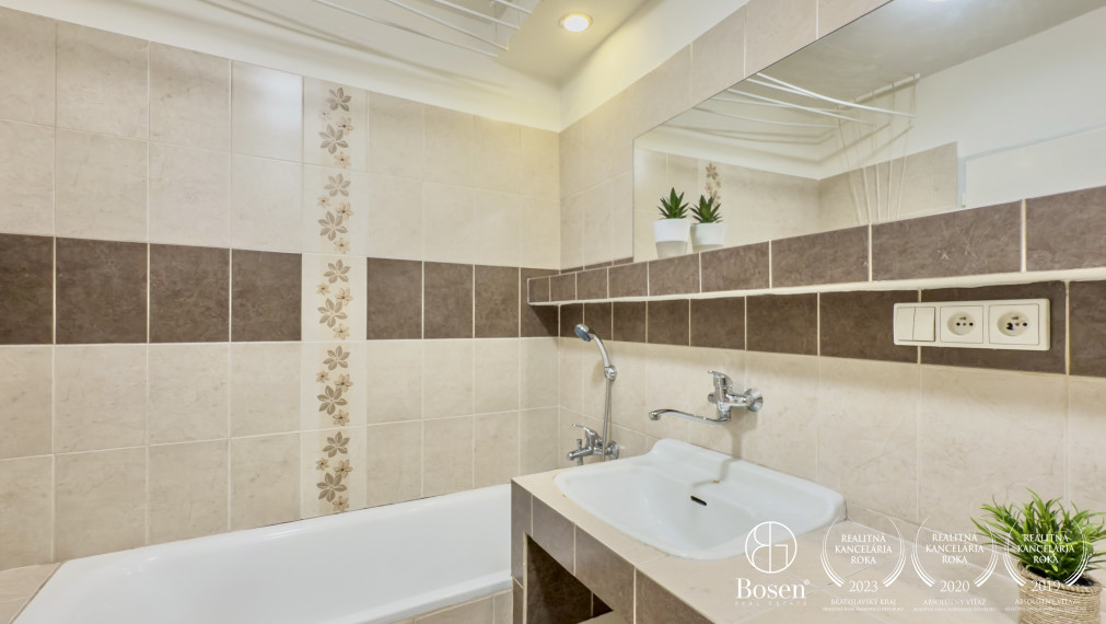 BOSEN | Zrekonštruovaný 2 izbový byt, 61m2, Družstevná ulica.