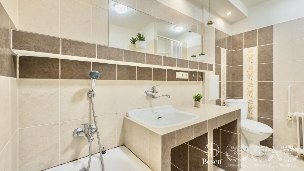 BOSEN | Zrekonštruovaný 2 izbový byt, 61m2, Družstevná ulica.